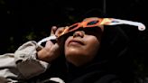 El 8 de abril habrá un eclipse solar total: ¿por qué debes verlo con unas gafas especiales y qué podría ocurrirte si no las usas?