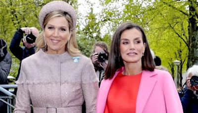 Rosa y Rojo, la combinación de la Reina Letizia que esconde otro guiño a la moda española (aunque no lo parezca)