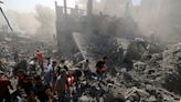 Más de 100 países apoyan la resolución de la ONU para un alto el fuego en Gaza, mientras en el enclave dicen que los dejaron "a oscuras"