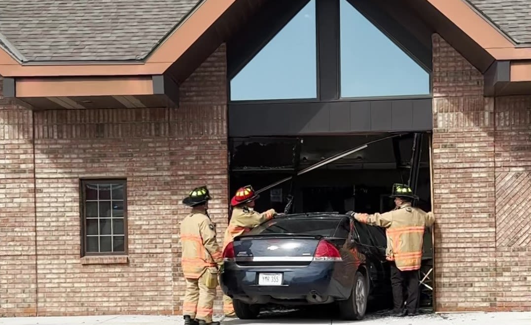 Car crashes into Lincoln building