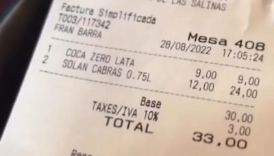 Un cliente pide un refresco y un agua en un bar y no da crédito a lo que encuentra en el ticket: "Indignante"