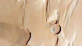 Rippling sand dunes, icy cliffs spied near Mars' north pole (photos)