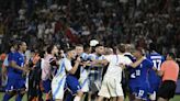 Thierry Henry furieux après la fin de match houleuse entre la France et l'Argentine