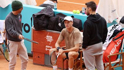 Jannik Sinner, la gran estrella del tenis moderno, podría sufrir una lesión crónica en la cadera