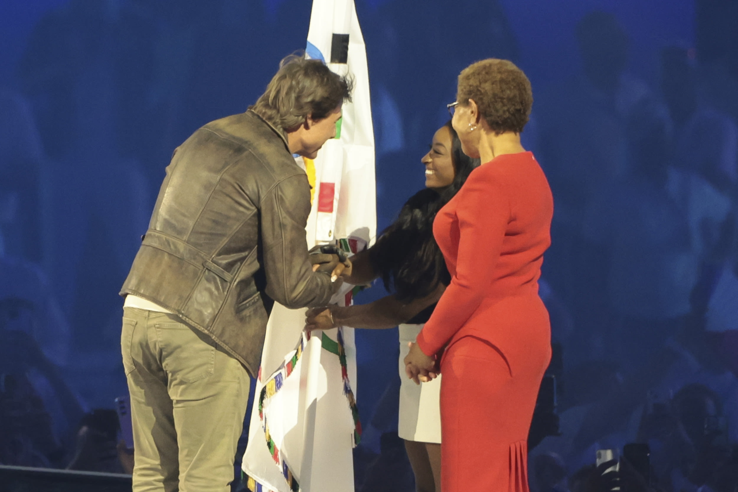 Tom Cruise shows his stan card for Simone Biles