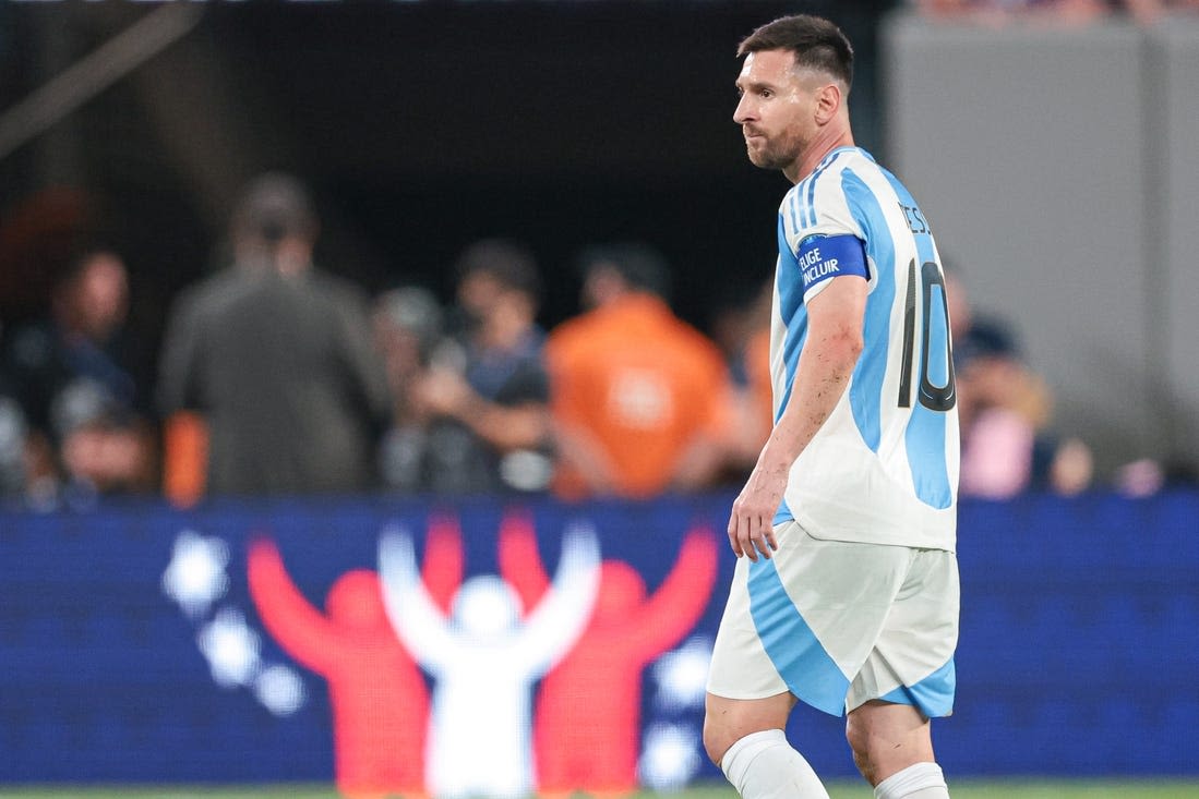 Deadspin | Lionel Messi back at practice ahead of Argentina's Copa quarterfinal