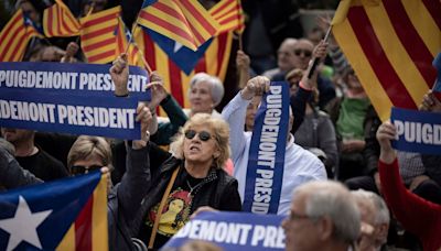 Autobús, futbolines, selfis y bocadillos: Puigdemont pone a prueba el fervor de sus incondicionales