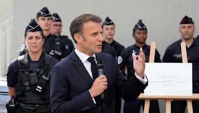 JO 2024: "Nous sommes prêts", clame Emmanuel Macron en visite au village olympique