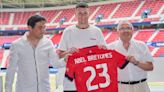 Osasuna presenta a Abel Bretones en El Sadar