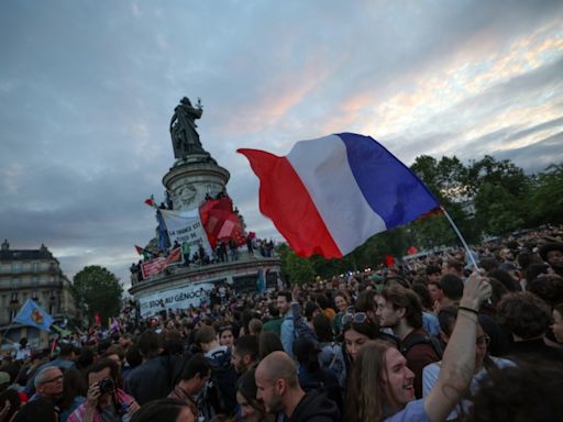 La izquierda frena a la extrema derecha en las elecciones legislativas en Francia