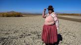 El lago Titicaca se seca cuando la ola de calor sorprende al invierno boliviano