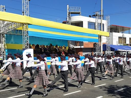 Así se vive el desfile escolar por el aniversario de Bustamante y Rivero en Arequipa (VIDEO)