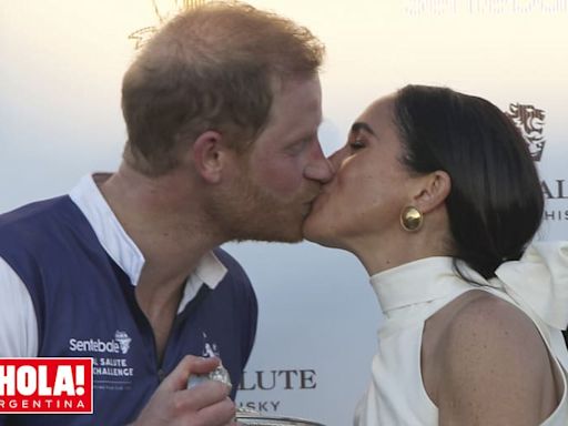 Harry y Meghan reaparecieron con un beso de película en un evento solidario, junto a dos amigos argentinos