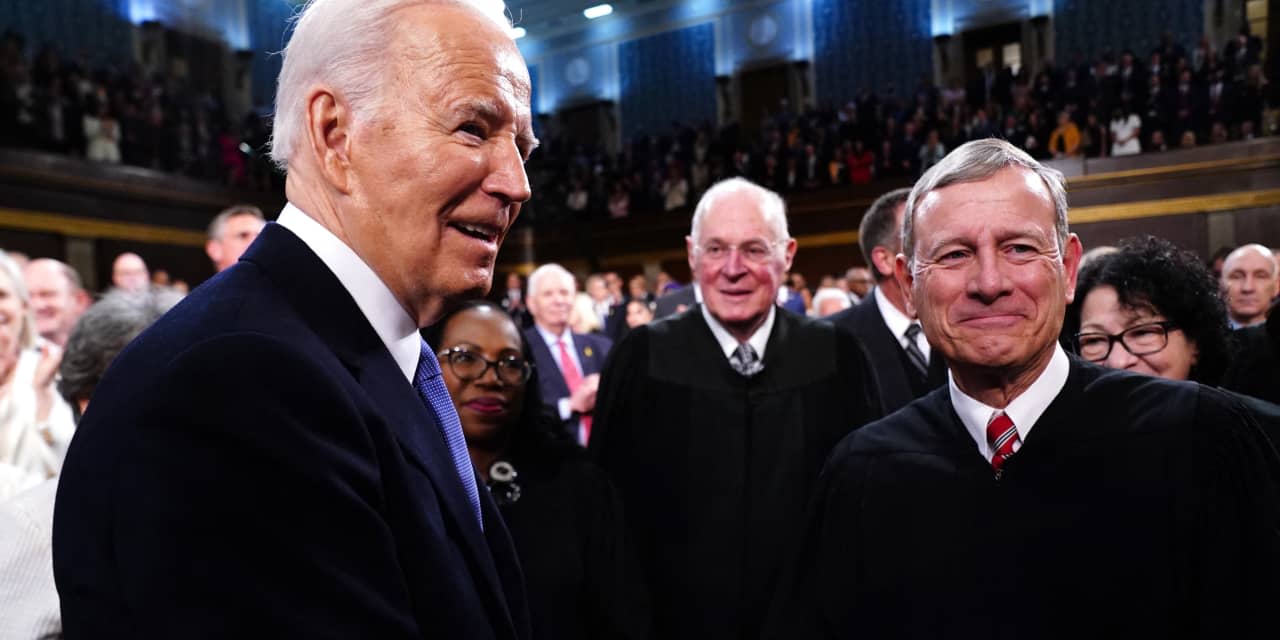 Roberts declines Senate invitation to discuss Alito flags and Supreme Court ethics