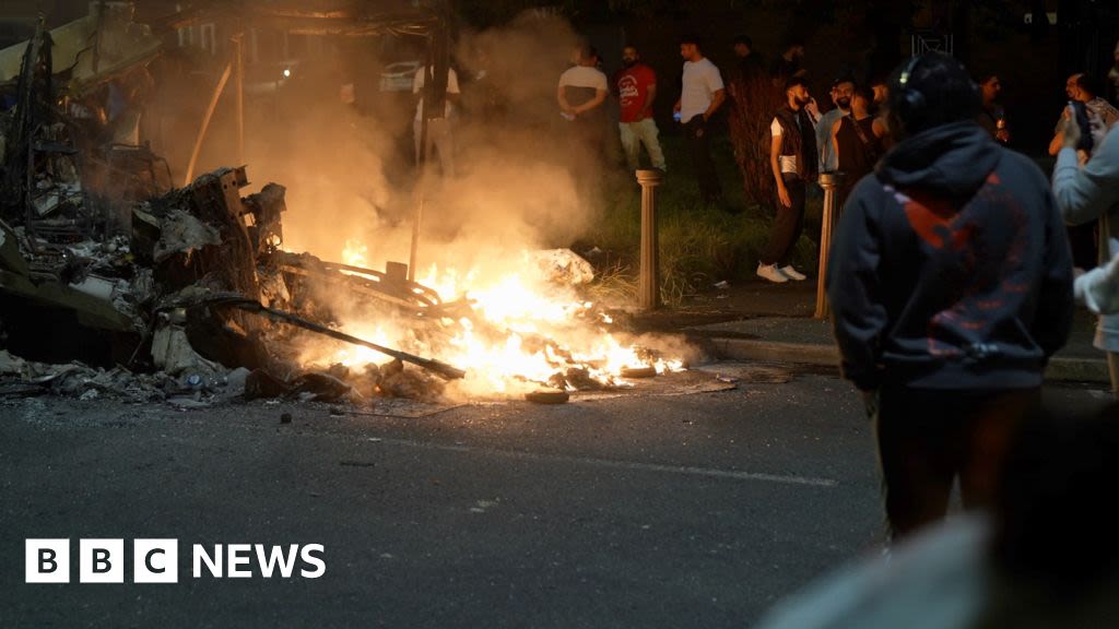 Leeds: Arrests made after 'night of chaos' in Harehills