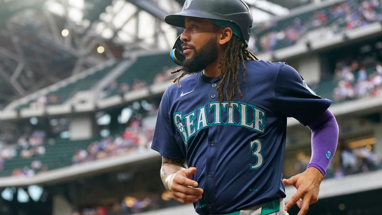 Mariners' J.P Crawford suffers hairline fracture in pinky