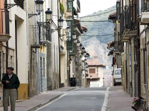 Queman varias banderas en el Ayuntamiento de Treviño, Burgos, y colocan la ikurriña