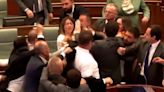 Escándalo en el Parlamento de Kosovo: pelea a los golpes luego de que un diputado le tirara agua al primer ministro