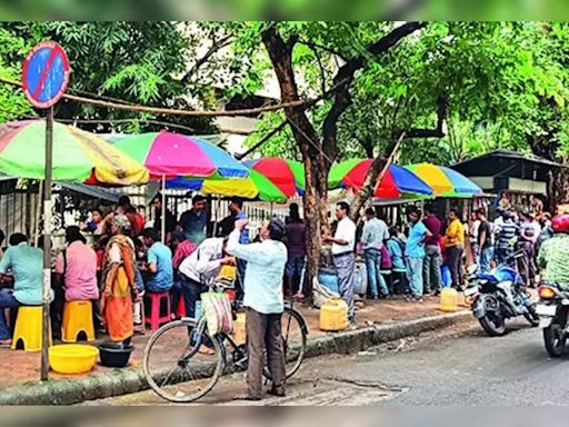 Salt Lake hawkers move under umbrellas, remove bamboo stalls | Kolkata News - Times of India