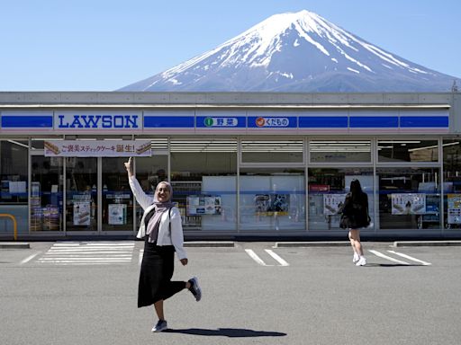 Una ciudad japonesa bloqueará la vista del Monte Fuji ante el turismo masivo