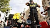 La Policía Local controla un patinete en la calle Xàtiva con el nuevo radar