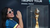 Cali recibe con una fiesta y mucha emoción el trofeo del Mundial Femenino