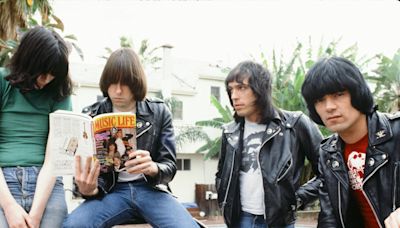 Johnny Ramone, la guitarra del punk: el delincuente juvenil que le devolvió la alegría al rock y la entrevista en la que anticipó el fin de la banda