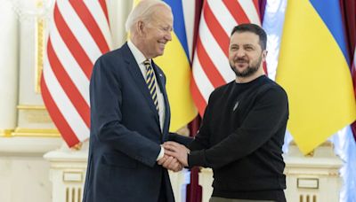 Zelensky elogió a Biden por su difícil decisión y le agradeció su apoyo a Ucrania