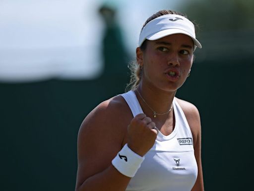 Jéssica Bouzas sigue soñando en Wimbledon y derrota a Cristina Bucsa para meterse en tercera ronda