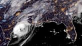 Beryl se debilita a tormenta tropical, pero sigue la amenaza de marejada ciclónca en Texas