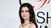 Los secretos del estilista cubano detrás del cabello de Anne Hathaway