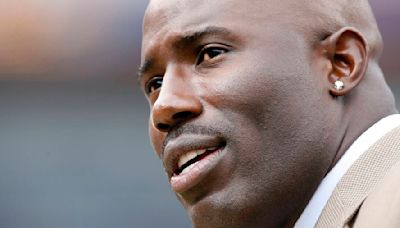 HOF RB Terrell Davis says he was unjustly handcuffed by FBI on United flight: 'Disgusting display of injustice'