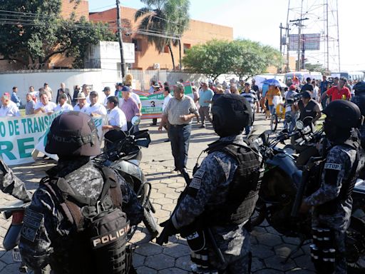 Sectores protestan por la falta de dólares, combustible y alza de precios en Bolivia