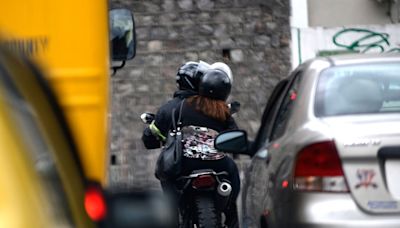 Quito prohíbe que circulen dos personas en una moto