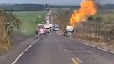 VÍDEO | Caminhão-tanque explode ao transportar gás e deixa feridos