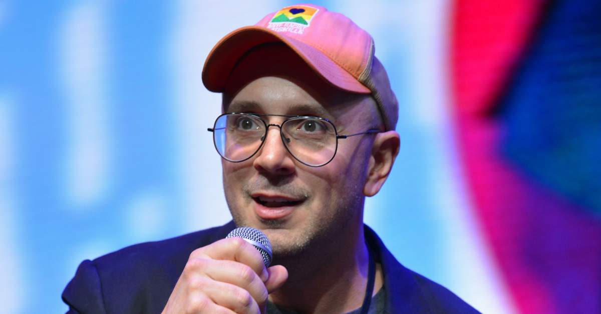 ‘Blue’s Clues’ Star Steve Burns Gives Fans ‘Chills’ at College Commencement: ‘The Graduation Speech Everyone Deserves’