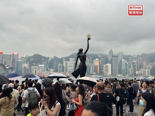 五一海上煙火表演如期晚上舉行 有市民和旅客到尖東一帶等候觀賞 - RTHK