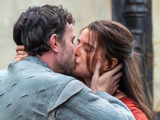 Paul Mescal kisses Jessie Buckley as they film new drama Hamnet