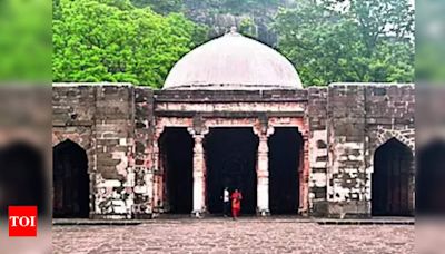 Bid to build memorial pillar thwarted in Daulatabad fort | Aurangabad News - Times of India