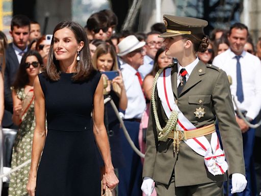 La reina Letizia luce en Pontevedra el vestido negro perfecto para llevar en cualquier época del año