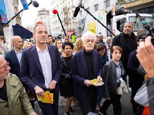 Élections européennes: Lionel Jospin aux côtés de Raphaël Glucksmann pour un tractage à Paris