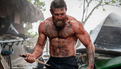 La peligrosa escena donde Conor McGregor lanzó a Jake Gyllenhaal por encima de una barra en el remake de “El Duro”