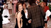 Il y a 30 ans, cette sulfureuse robe Versace érigeait Elizabeth Hurley en sex-symbol incendiaire