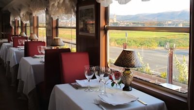 El restaurante que está dentro de un vagón de tren de los años 50 y tiene vistas impresionantes de Segovia