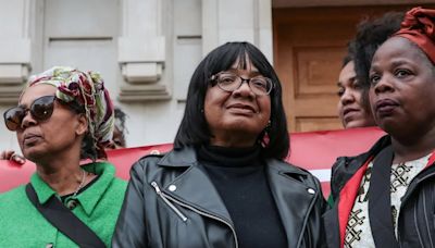 El líder laborista británico niega que haya vetado a la veterana diputada Diane Abbott