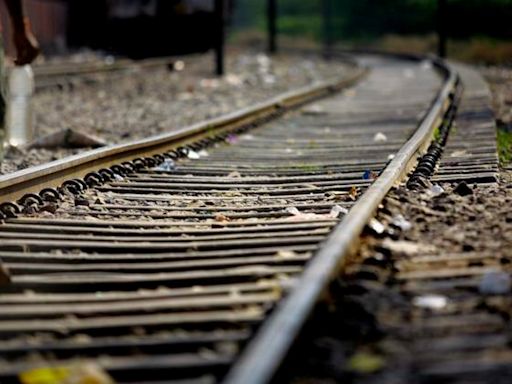 After teen girl’s body found on railway track in Bengal, kin allege murder; UP youth denies charge