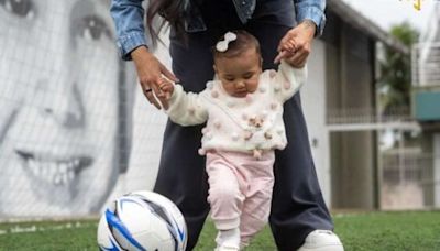 Filha de Neymar veste macacão milionário em visita a instituto do pai