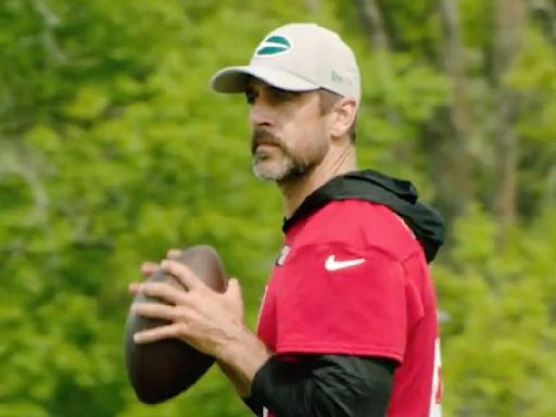 Aaron Rodgers Looked Like His Old Self Throwing a Nice Pass at Jets Practice