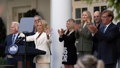 'The West Wing' cast visits the White House for a 25th anniversary party