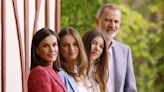 Felipe VI y Letizia comparten fotos inéditas con sus hijas Leonor y Sofía para celebrar el 20 aniversario de su boda